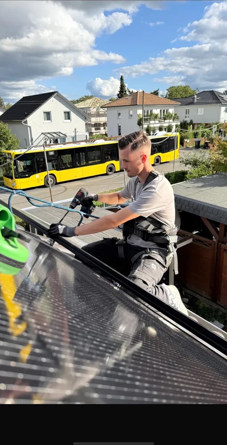 Malte Raue bei der Montage einer Solaranlage auf einem Dach