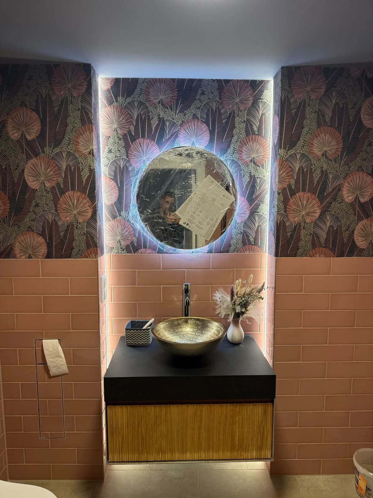 Badezimmer mit indirekt beleuchtetem Spiegel und LED-Lichtleisten