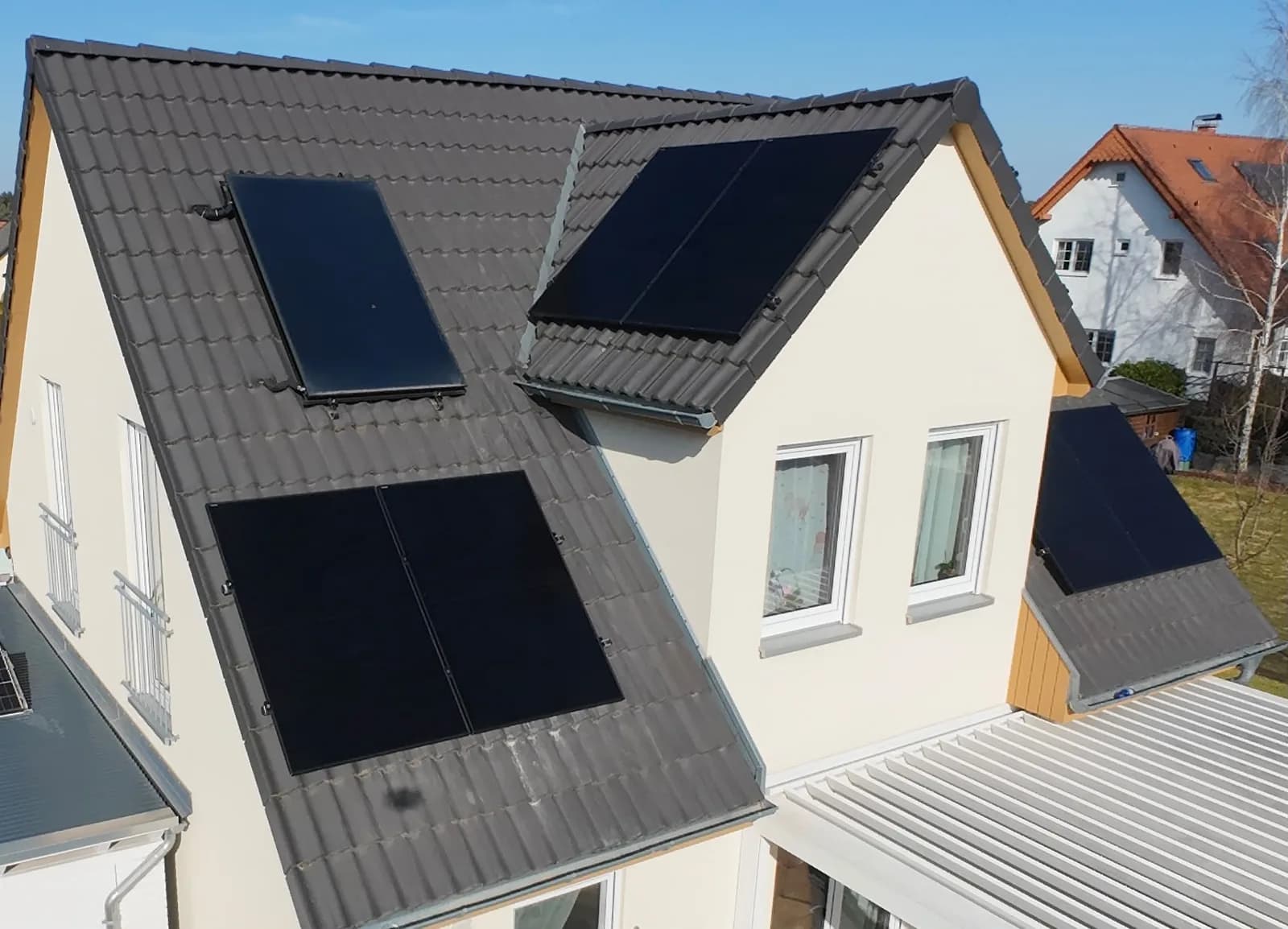 Solarmodule auf mehreren Dachflächen eines Wohnhauses