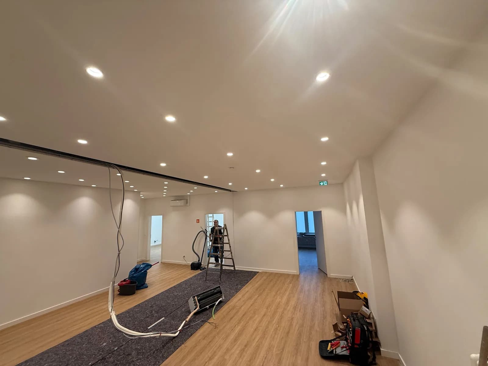 Renovierter Raum mit eingebauten Deckenspots